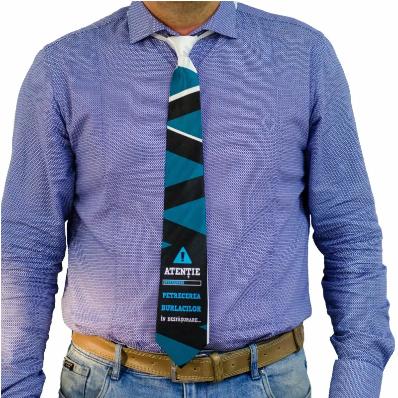 Atentie petrecerea burlacilor, cravata cu mesaj